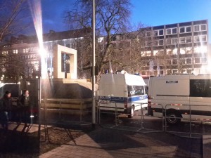 Holocaustmahnmal am Opernplatz kurz vor der Pegidademo am 23.02.