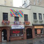 Das Stonewall Inn ist heute geschmückt. Direkt davor findet sich das Monument, das an die Kämpfe 1969 erinnern soll.