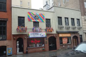 Das Stonewall Inn ist heute geschmückt. Direkt davor findet sich das Monument, das an die Kämpfe 1969 erinnern soll.